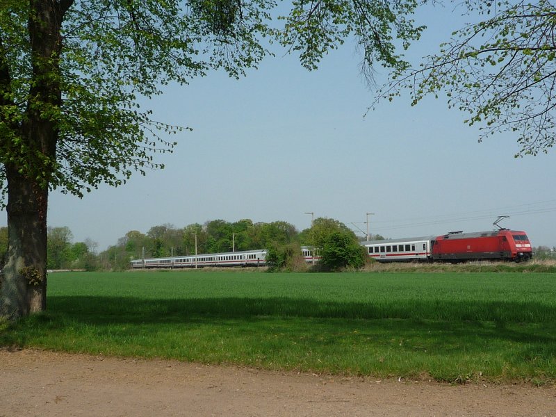 Eine Lok der Br 101 schiebt den IC 2114 Stuttgart Hbf - Hamburg-Altona bei Brhl. 15.04.09