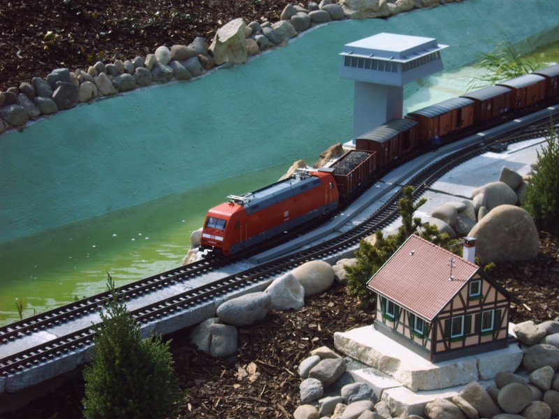 Eine Lok der BR 101 zieht einen Gterzug durch die  Eisenbahnwelten Kurort Rathen 