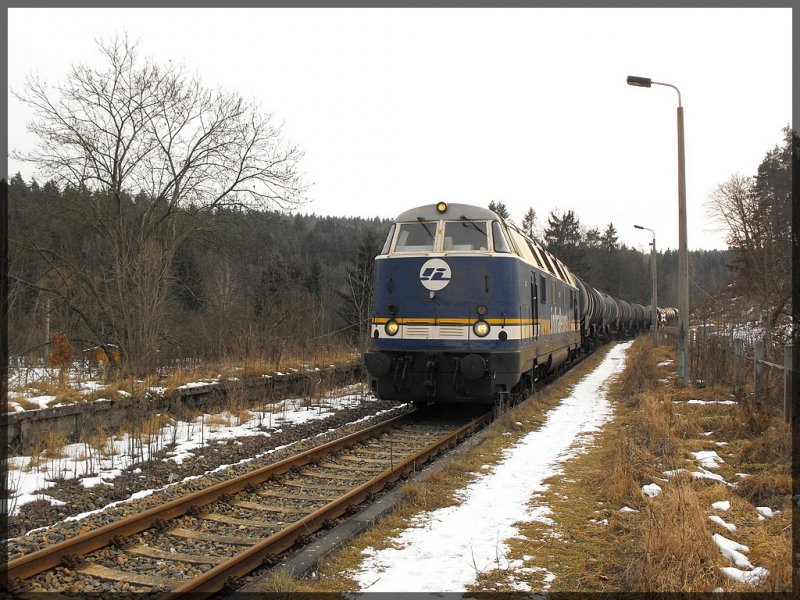 Eine Lok der BR 228 der InfraLeuna mit Kesselwagenzug.Fotografiert am Haltepunkt Hohenleuben.(KBS 546 Weida-Mehltheuer)