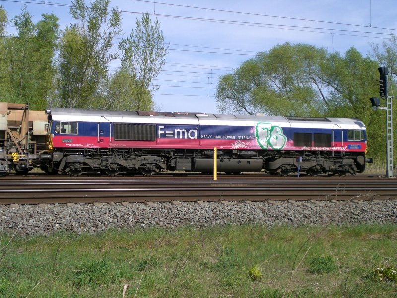 Eine Lok der Class 66, mit einem Gterzug, abgstellt in Brandenburg Hbf am 22.04.2007.