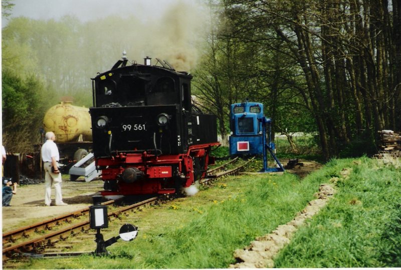 Eine Lok der Dllnitzbahn war im Mai 2005 zu Gast auf der Pollo-Strecke, hier sieht man sie in Mesendorf beim Wasser nehmen