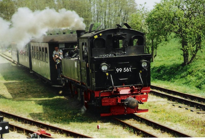 Eine Lok der Dllnitzbahn war im Mai 2005 zu Gast auf der Pollo-Strecke, hier fhrt der Zug gerade aus Mesendorf nach Vettin aus