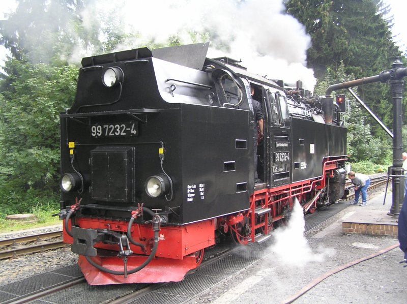 Eine Lok der Harzer Schmalspurbahnen beim Wassertanken im Umsteige-Bahnhof Drei-Annen-Hohne, bevor er sich wieder vor die Wagen hengt und �ber Schierke zum Brocken weiterf�hrt 
Aufnahme: 20. AUgust