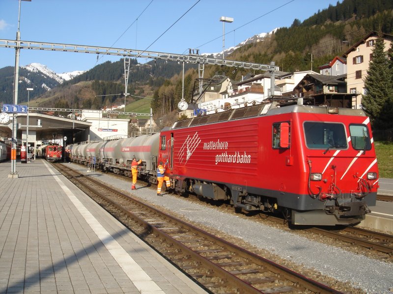 Eine Lok der Matterhorn-Gotthard-Bahn mit einem Kesselwagen gterzug im Bahnhof Disentis/Muster´. Aufgenommen im April 2007
