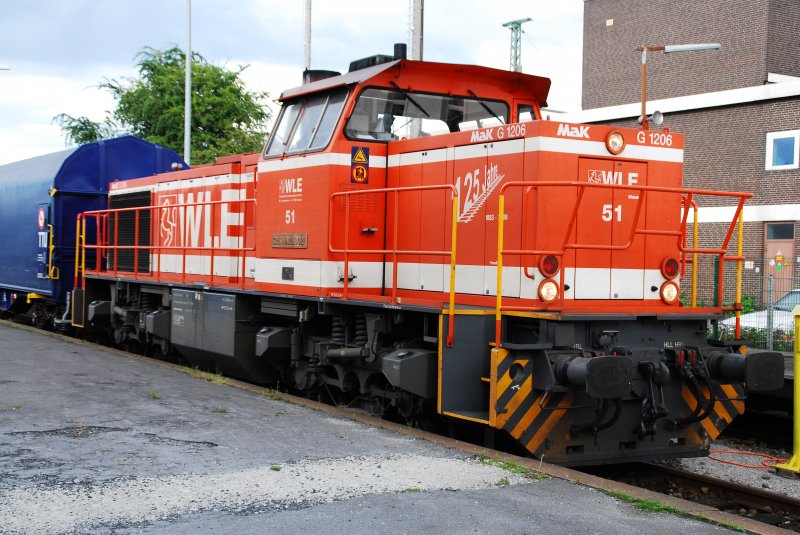 Eine Lok mit Wiedererkennungswert: In leuchtenden Orange prsentiert sich eine MaK G1206 am 10.06.2009 im HBf Gtersloh auf einem Nebengleis. Die Lok mit der  Rufbezeichnung  WLE 51 gehrt zur Westflischen-Landeseisenbahn und trgt dort innerhalb noch des Namen  Kreis Warendorf . Man hat den Lok´s dort nicht nur eine typische Nr. gegeben sondern auch noch einen persnlichen Namen der auf einem Schild an der Lok angebracht ist. 