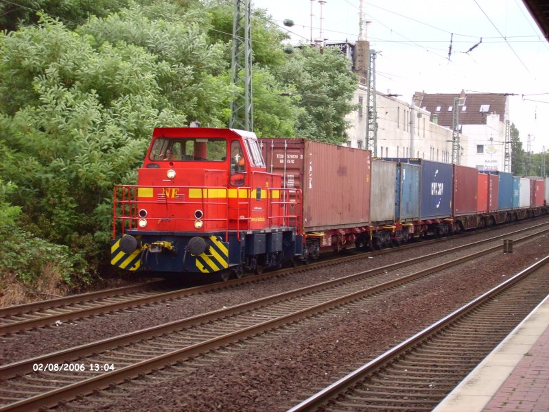 Eine Lok der NE zieht ein Containerzug richtung Dsseldorf Hafen an der S-Bahn Station Dsseldorf - Vlklingerstrasse vorbei.02.08.06
