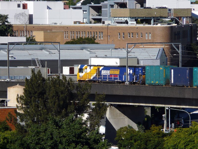 Eine Lok von Pacific National zieht am 29.6.2009 einen Containerzug ber den Brisbane River in Richtung Gold Coast.