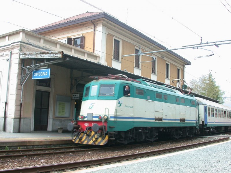 Eine Lok der Reihe 424 mit ihrem Regionalzug kreuzt uns auf der Nebenlinie Novara-Borgomanero-Domodossola in Omegna. (23.04.2006)