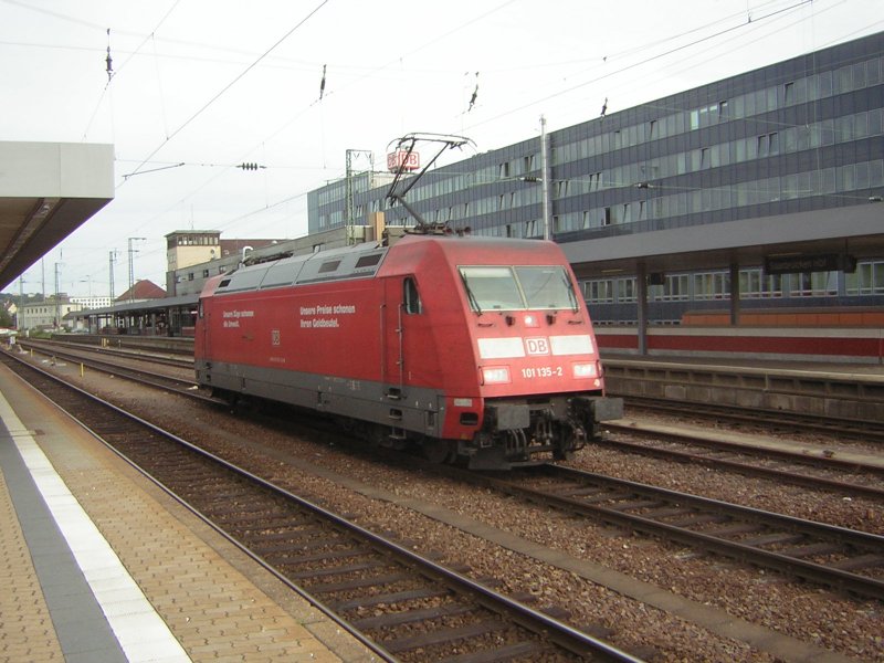 Eine Lok vor dem Hauptgebude des Saarbrcker-Hauptbahnhof.