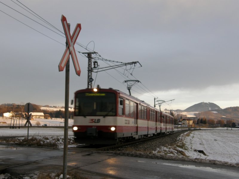 Eine Lokalbahn Garnitur ist am 2.2.09 zwischen Acharting und Pabing unterwegs. Im Hintergrund ist der Gaisberg zu sehen. 