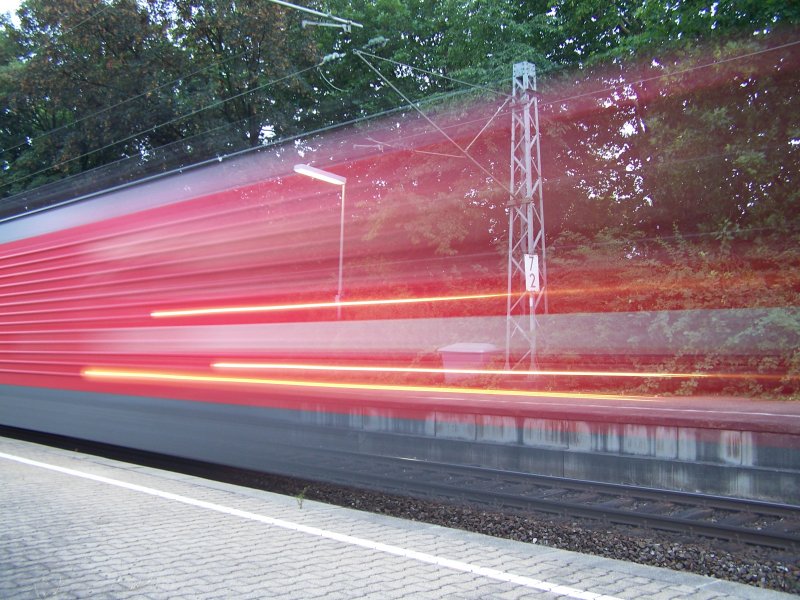 Eine Lokfahrt einer 143er durch den Bahnhof Stuttgart-Untertrkheim. Aufgenommen am 3.August 2007