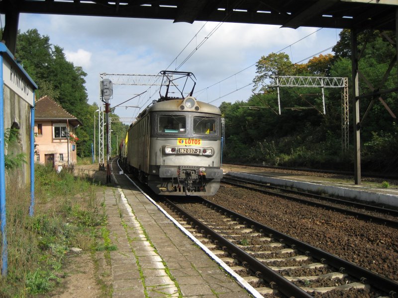 Eine Lokomotive 182 037-2 von der CTL LOGISTICS fhrt mit einem Kesselzug am 01.10.2007 durch Bydgoszcz Rynkowo in Richtung Bydgoszcz Hauptbahnhof. Hinter 182 fhrt eine SM-42. 