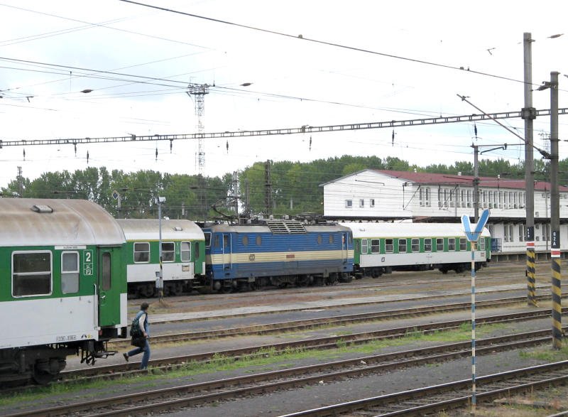 Eine Lokomotive der Baureihe 362 begibt sich bei diesigem Wetter mit ihrem Schnellzug auf den Weg nach Cheb, Chomutov 19.09.07