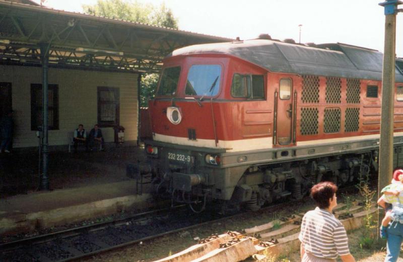 eine  Ludmilla  232 232 9 mit einem Halbwagenzug aus Richtung Cheb bei seiner Leerfahrt durch Greiz HbF im September 2002.