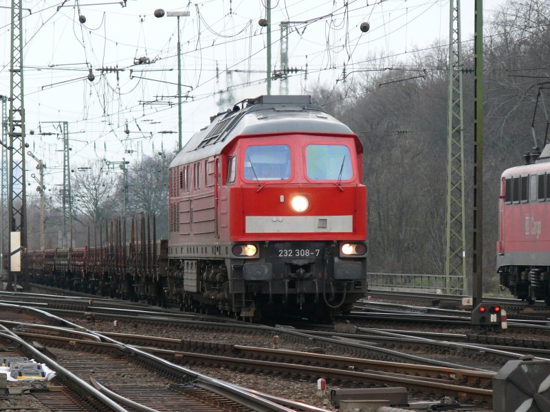 Eine Ludmilla in Kln-Gremberg. Am spten Nachmittag brachte 232 308-7 einen Gterzug nach Kln-Gremberg. Aufgenommen am 14/03/2009.