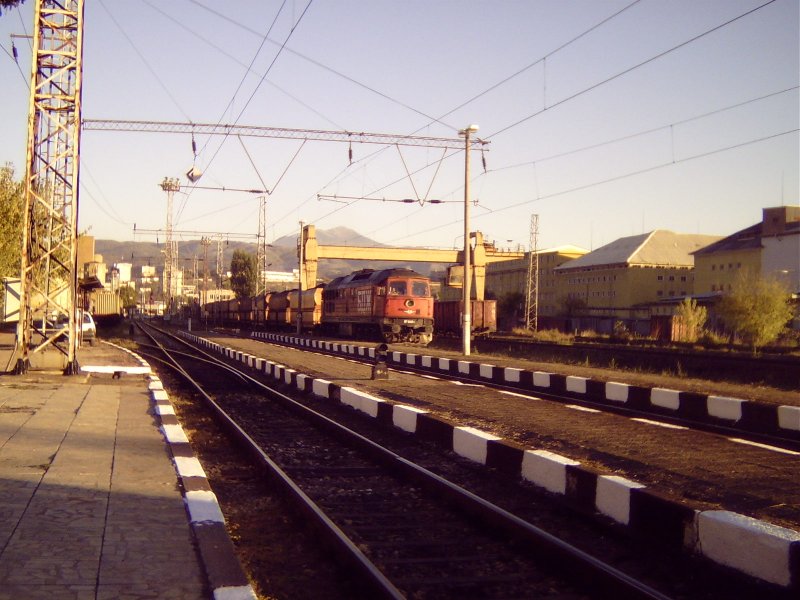 Eine Ludmilla mit einem Gterzug am Haken in der Einfahrt in den Bahnhof Blagovgrad [BG].