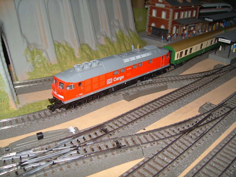 Eine Ludmilla mit Halberstter Wagen am Bahnhof und wartet auf Ausfahrt.