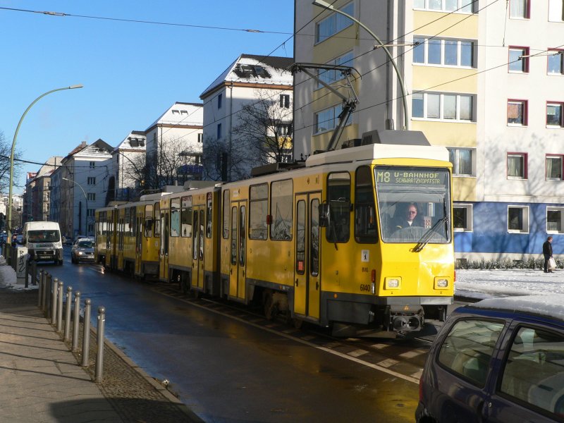 Eine M8 in Richtung U-Bahnhof Schwartzkopffstrae nahe dem Nordbahnhof. Leider nicht gut zu sehen sind die neuen getnten Fensterscheiben am ersten Wagen. 17.2.2009