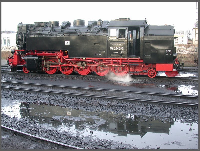 Eine mchtige Lok auf schmaler Spur ist die 997245-6, die sich vor dem Depot in Wernigerode ausruht. (14.12.2006)
