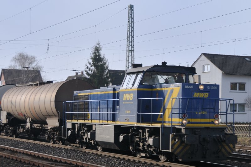 Eine MaK 1206, hier V 2101 der MWB macht sich vor einem Kesselwagenzug ntzlich. KBS 650 kurz vor Bensheim Fahrtrichtung Darmstadt. (02.02.09)