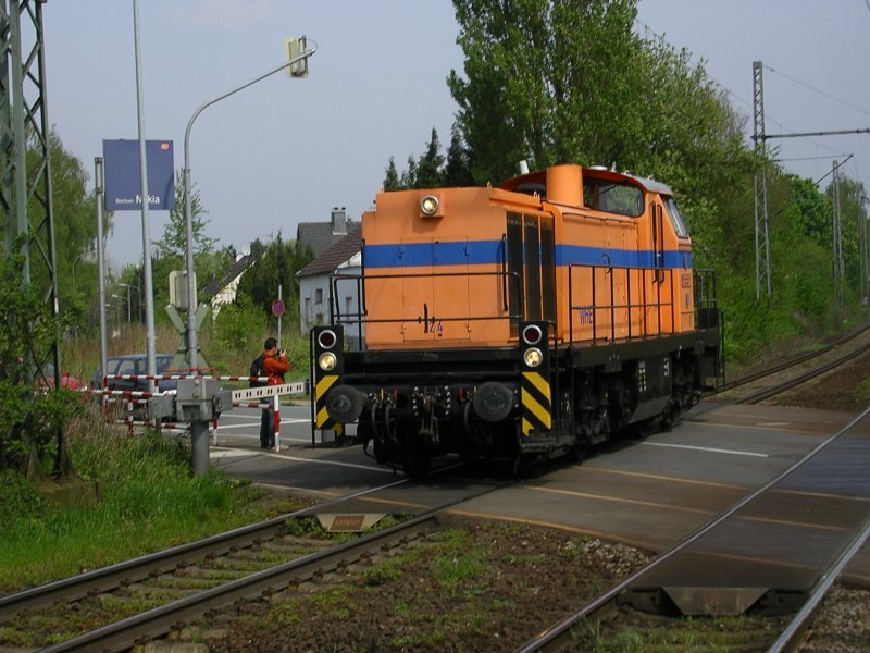Eine MaK 1600 ,WHE 24 ,der Wanner Herner Eisenbahn in Bochum Nokia.Links im Bild wieder Robert Viktor aus Witten.(03.05.2008)