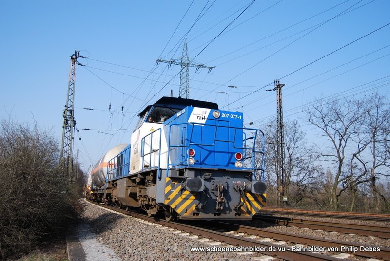 Eine MaK G 1206 von DuisPort Rail (207 077-1) fhrt am 2. April 2009 durch Duisburg Obermeiderich