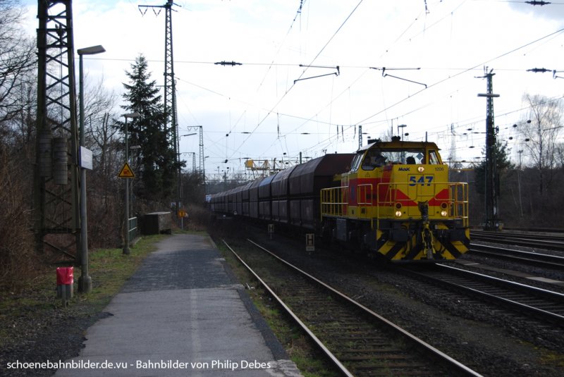 Eine MaK G 1206 von Eisenbahn und Hfen (547) fhrt am 11. Mrz 2009 mit einem Kohlezug durch Duisburg Enterfang