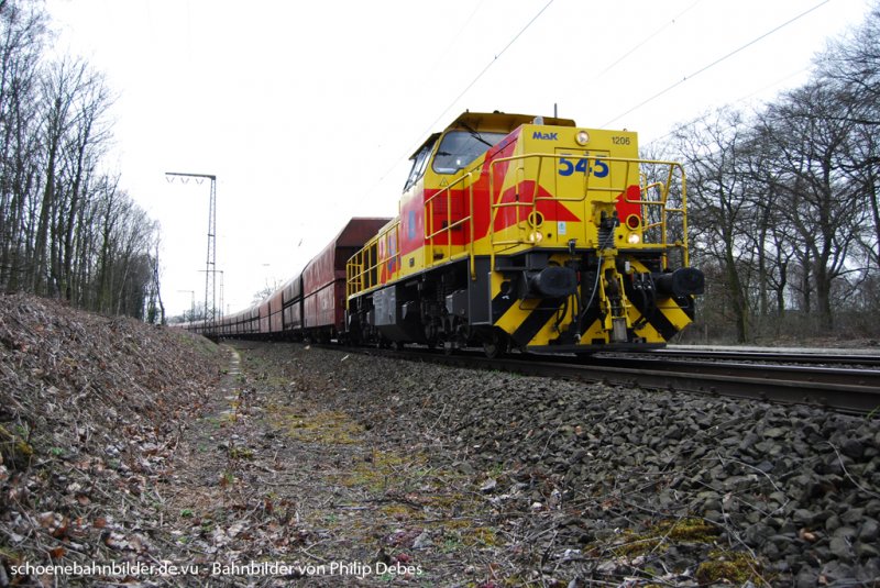 Eine MaK G 1206 von Eisenbahn und Hfen (545) fhrt am 27. Mrz 2009 mit GZ durch Duisburg Neudorf