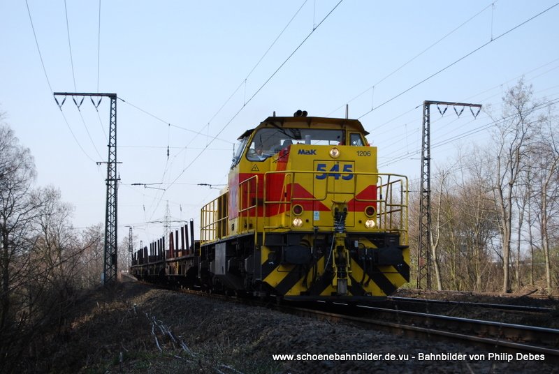 Eine MaK G 1206 von Eisenbahn und Hfen (545) fhrt am 2. April 2009 mit GZ durch Duisburg Neudorf