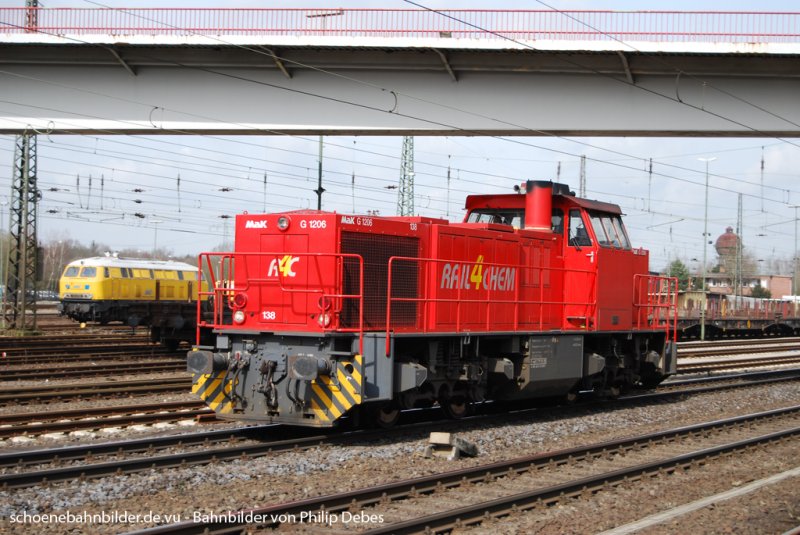 Eine MaK G 1206 von Rail4Chem (138) fhrt am 13. Mrz 2009 alleine durch Duisburg Enterfang