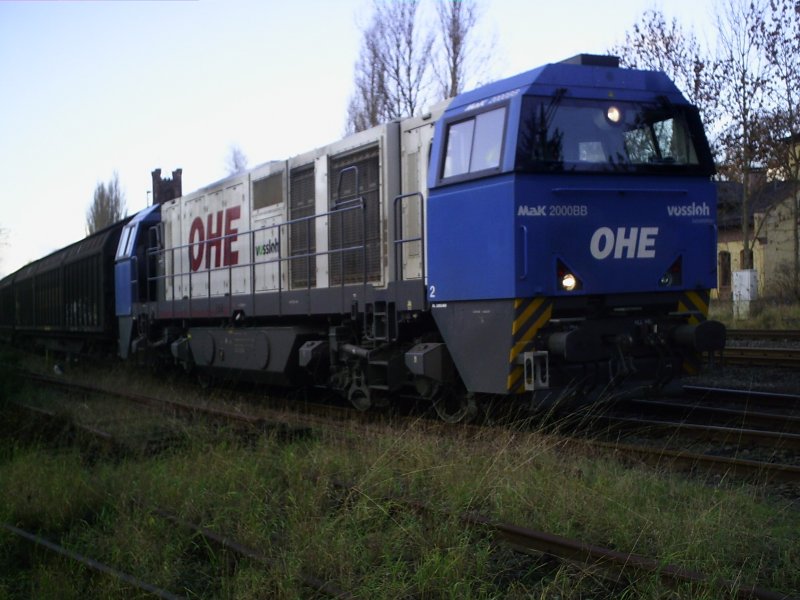 Eine MaK G 2000 der OHE mit einem Gipsplattenzug am 21.11.2006 in Stadtoldendorf.