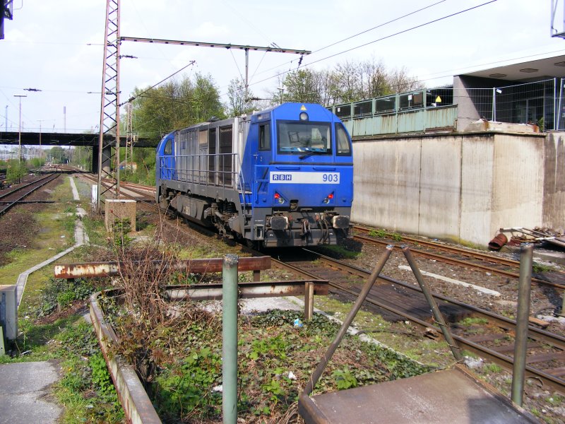 Eine MAK G 2000 der RBH bei der Fahrt durch den Bahnhof Gladbeck-West am 25. April 2008.