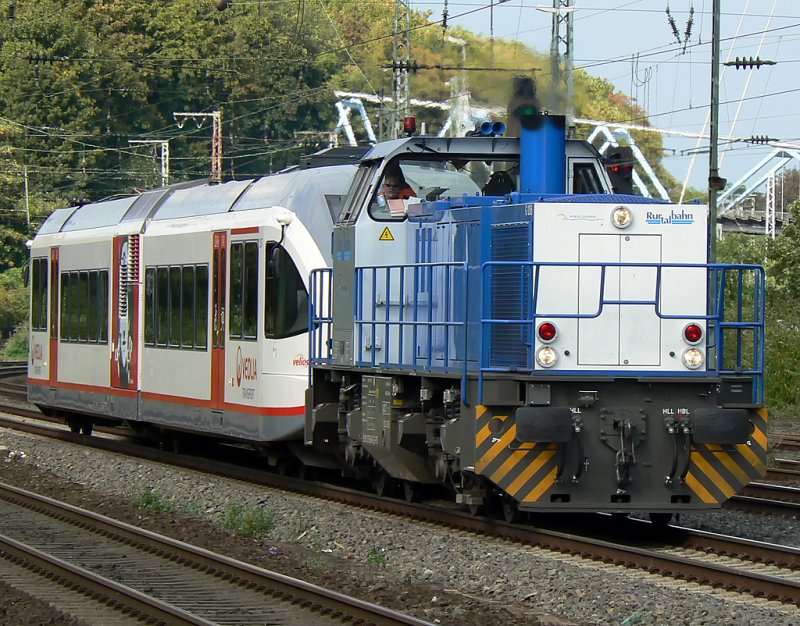 Eine MaK G1206 der Rurtalbahn mit Veolia Triebwagen im Schlepp , in Kln West am 27.08.09