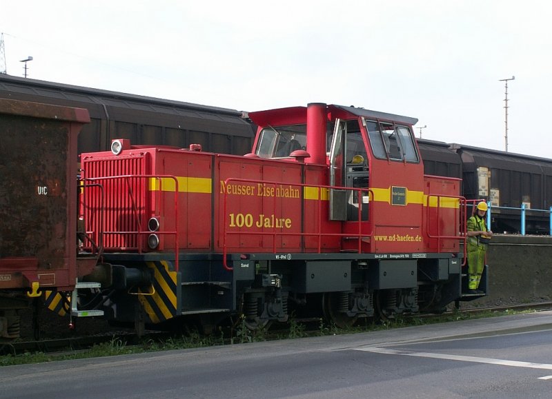 Eine MaK Lok X beim rangieren im Dsseldorfer Hafen. Die Lok gehrt der Neusser Eisenbahn und das Foto stammt vom 13.04.2007