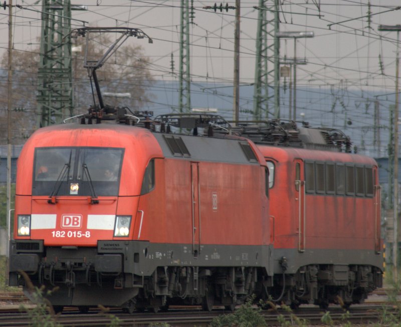 Eine der  Mannheimer Standartleistungen  ist die Fahrt eines Taurus mit einer 140/139 vom Mannheimer Rangierbahnhof aus nach Ludwigshafen BASF. Gestern hatte 182 015 die Ehre 139 164 zu ziehen.