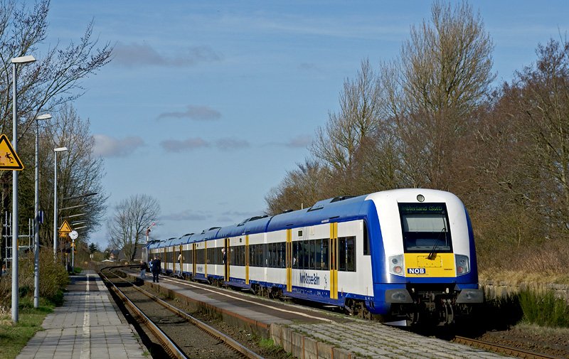 Eine Married-Pair Garnitur der NOB, gefhrt von DE 2700-10, am 5.04.2009 als Zug nach Westerland in Lunden zwischen den Blockstellen Lf und Ls.