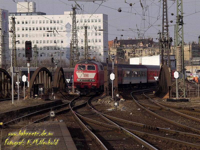 Eine Maschine der BR 218 fhrt mit ihrer RegionalBahn aus Halberstadt in den Hallenser (Saale) Hauptbahnhof ein.