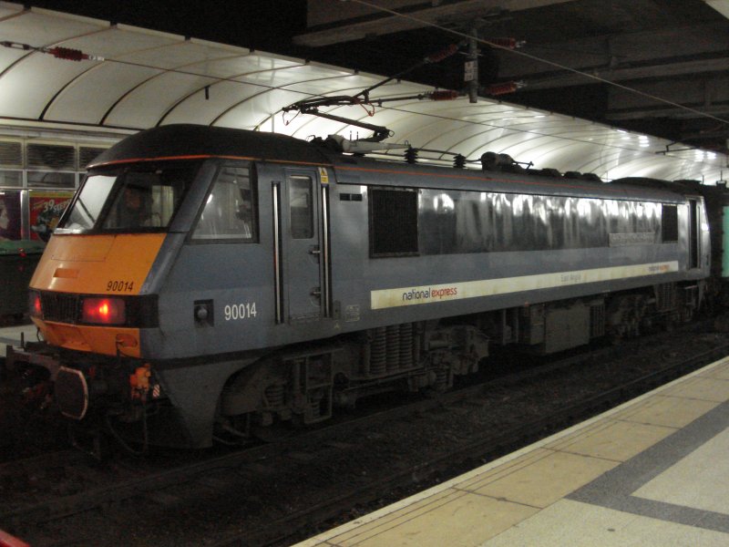 Eine Maschine der Class 90 (90014) der National Express East Anglia am 21.02.09 in London Liverpool St.