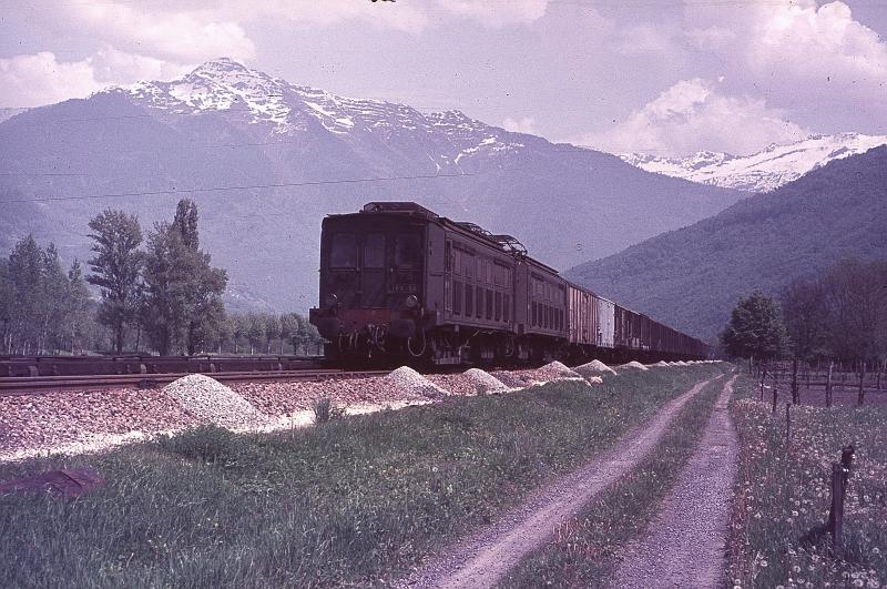 Eine Maurienne Garnitur hat das Flachland erreicht und strebt Chambery entgegen.