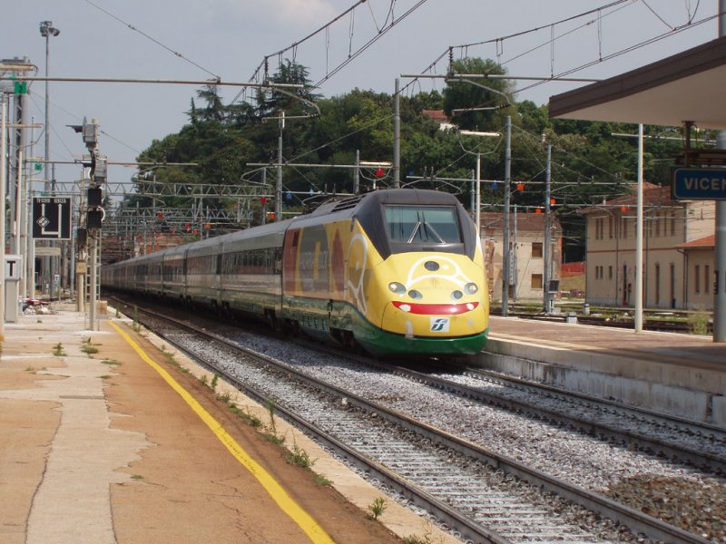 Eine mehrsrtomige E404 mit einem Eurostar (ETR500) nach Mailand durchfhrt den Bahnhof Vicenza