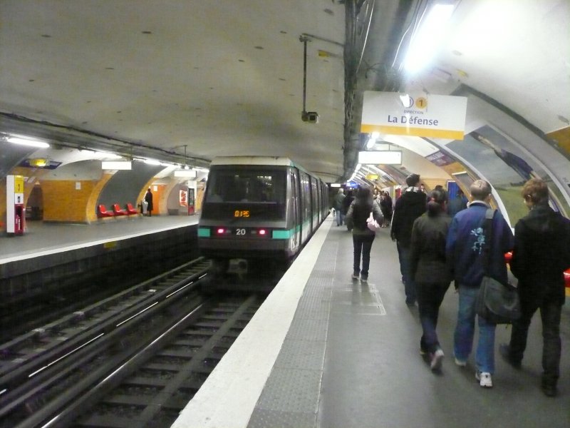 Eine Metro der Linie 1 am 23.2.2008 in der Station Franklin D. Roosevelt