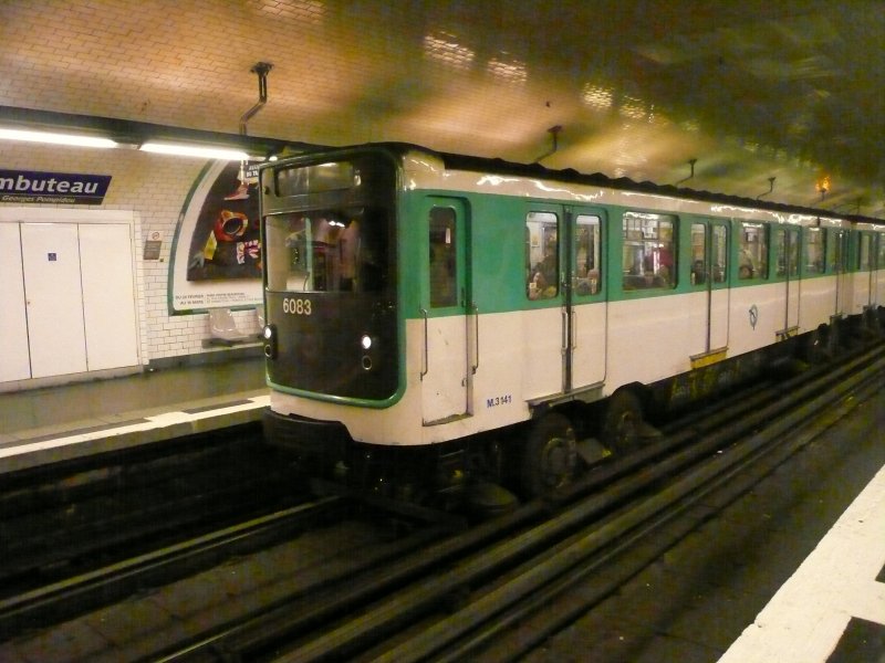 Eine Metro der Linie 11 am 22.2.2008 in der Station Rambuteau