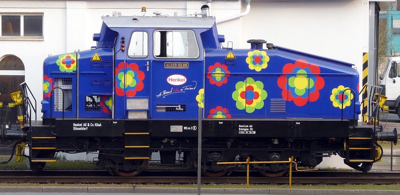 Eine mir unbekannte Diesellok in D�sseldorf durch Zufall fotografiert. Offensichtlich eine Werkslok der Firma Henkel. Hier sind die Fachleute gefragt. Ich wei� nicht welcher Typ das ist. 
