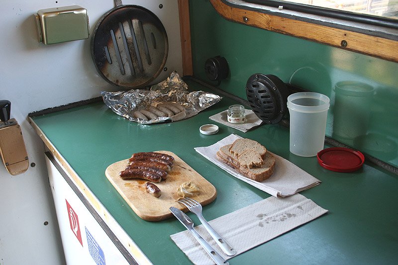 Eine Mittagspause kann man auch auf der Lok halten und, sofern noch eine Kochplatte vorhanden ist, sogar etwas kochen.
1670.25 am 17.Mai 2009 in Korneuburg.

