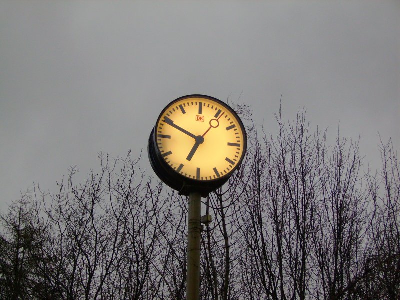 Eine moderne Bahnhofsuhr. Aufgenommen in Prisdorf. 02.04.08