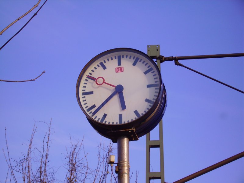 Eine moderne Bahnhofsuhr. Prisdorf, 13.04.08