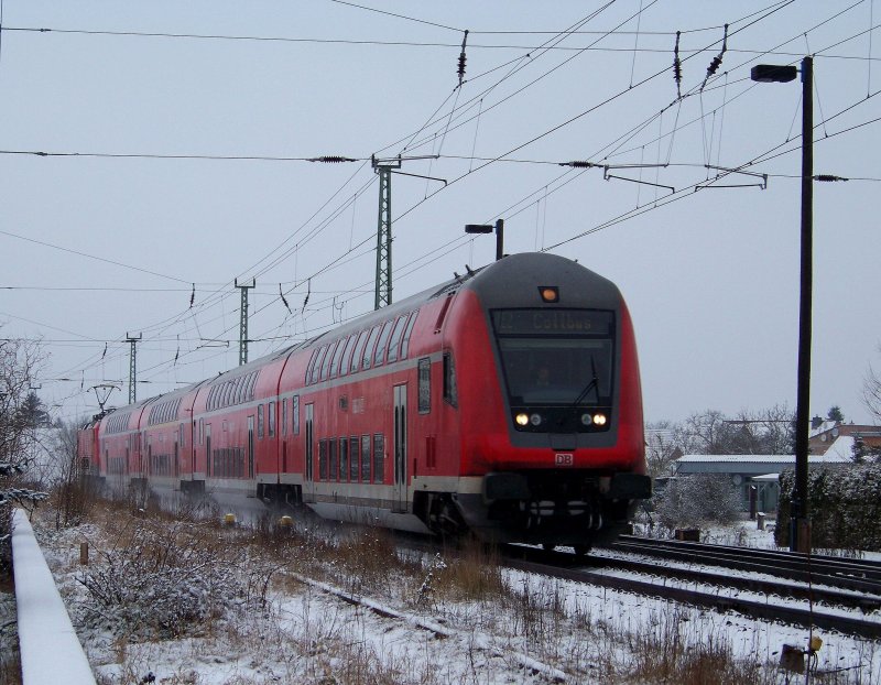 Eine moderne Garnitur des RE2 fhrt jetzt in den Lbbenauer Bahnhof ein. Die Reise ging von Rathenow nach Cottbus. Lbbenau/Spreewald den 02.01.2009