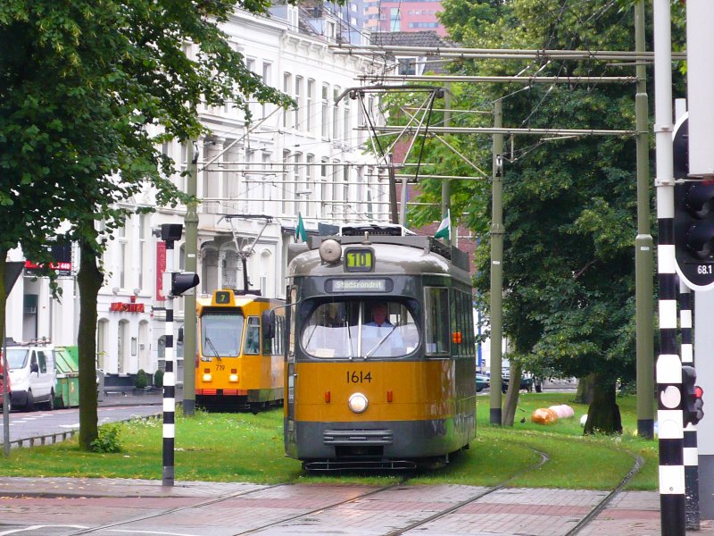Eine Moderne  Museumswagen  mit Matrix-Anzeige auf der Linie 10.
Dwag 1614 gefolgt von der ZGT 719 am 23.07.09.