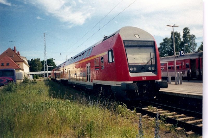 Eine moderne Regionalbahn Binz-Bergen/Rgen im Juni 2001 im Bahnhof von Binz.