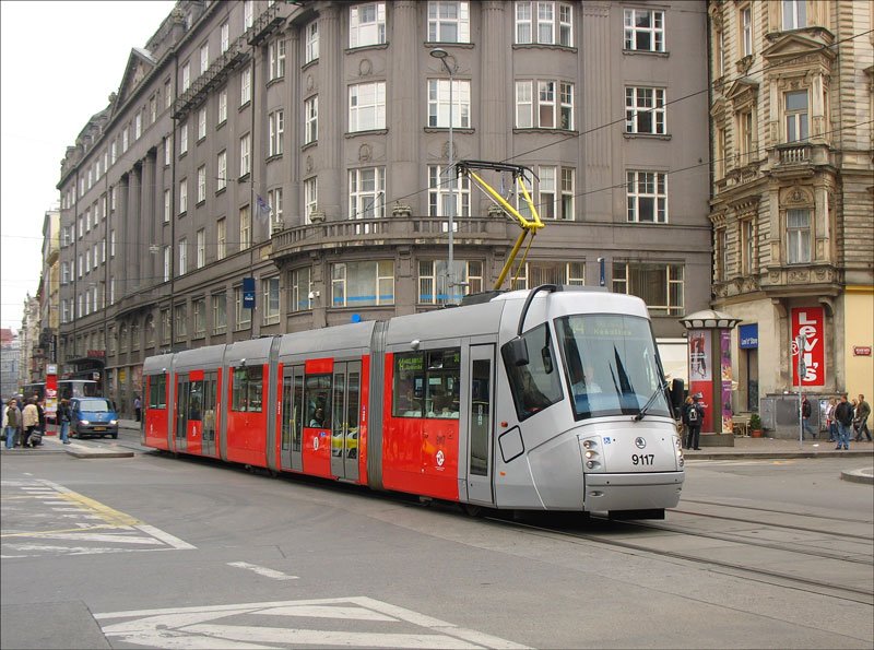 Eine moderne Skoda-Straenbahn der Linie 14 berquert den Vaclavske namesti (Wenzelsplatz); Praha (Prag), 6.10.2007
